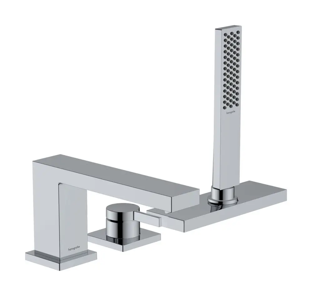 Hochglänzender Chrom-Wannenrandmischer mit einer Handhabung und einem herausziehbaren Handbrause-Aufsatz, entworfen von Hansgrohe.